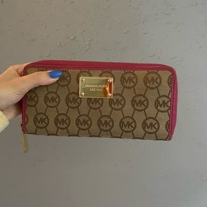 MK wallet, very excellent condition, selling for extra money for college.